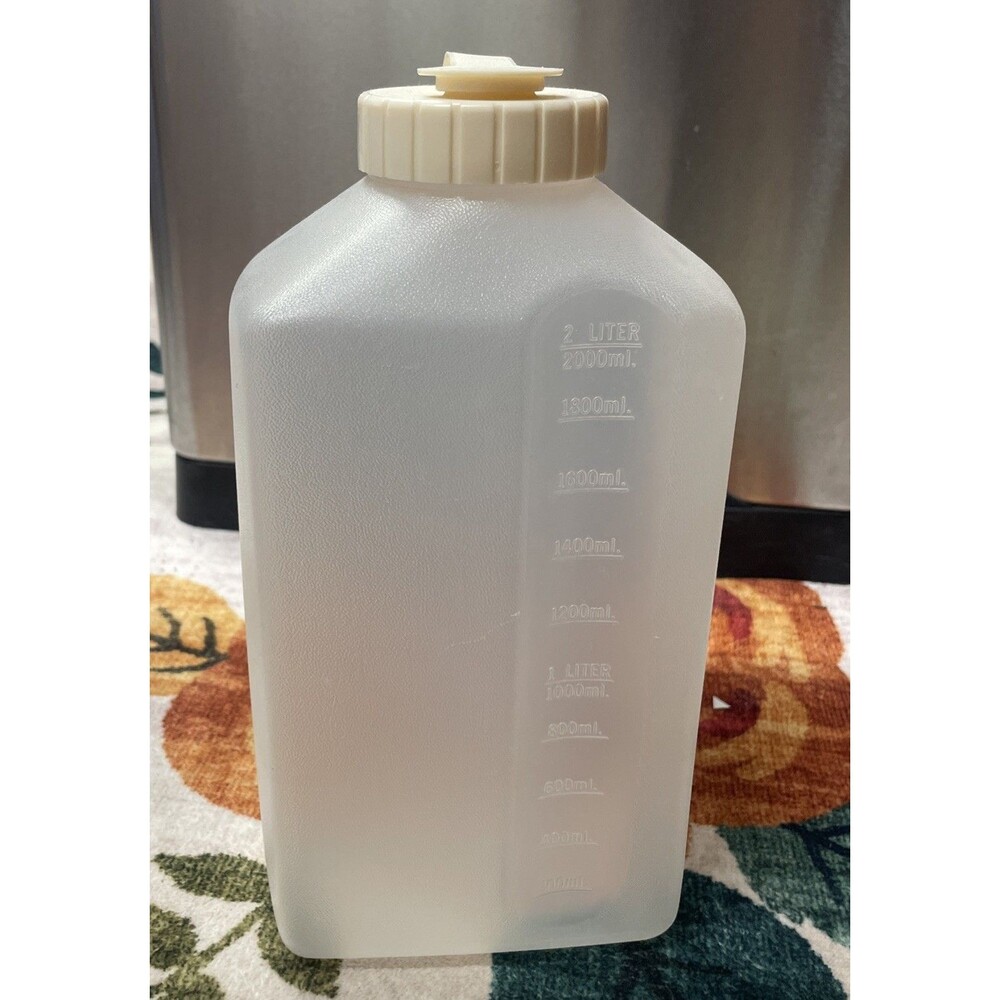 Rubbermaid Vintage Servin' Saver 2 Qt Drink Container Jug Flip Top Lid Almond